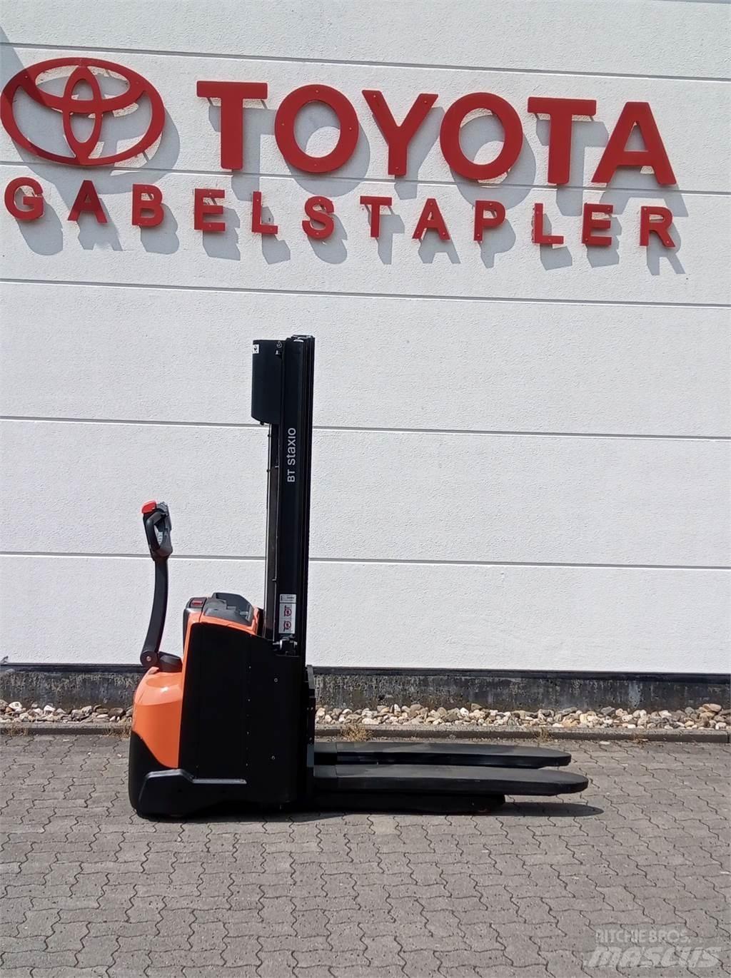 Toyota SWE120L Gerbeur accompagnant