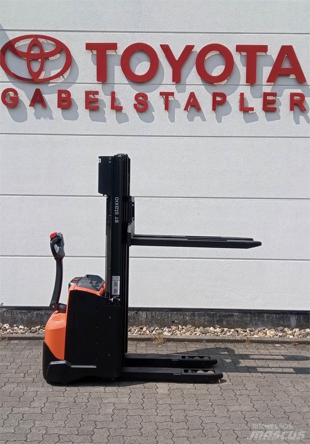 Toyota SWE120L Gerbeur accompagnant