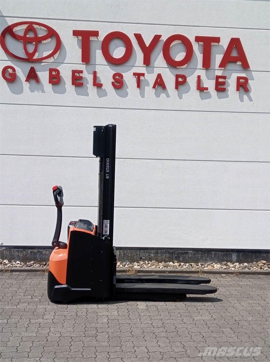 Toyota SWE120L Gerbeur accompagnant