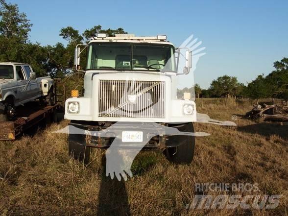 Volvo WG64 Camion citerne à eau