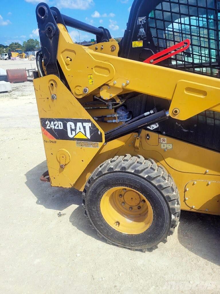 CAT 242 D Chargeuse compacte
