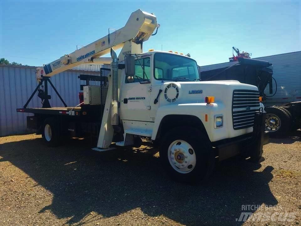 National 500C Camion plateau ridelle avec grue