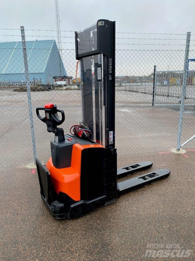Toyota SWE120 Gerbeur accompagnant