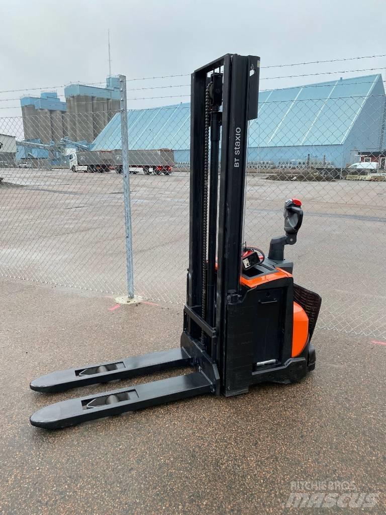 Toyota SWE120 Gerbeur accompagnant