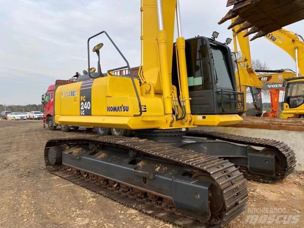 Komatsu 240LC-8 Pelle sur chenilles