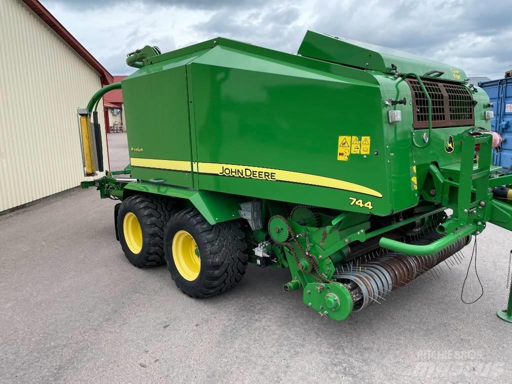 John Deere 744 H Presse à balle ronde