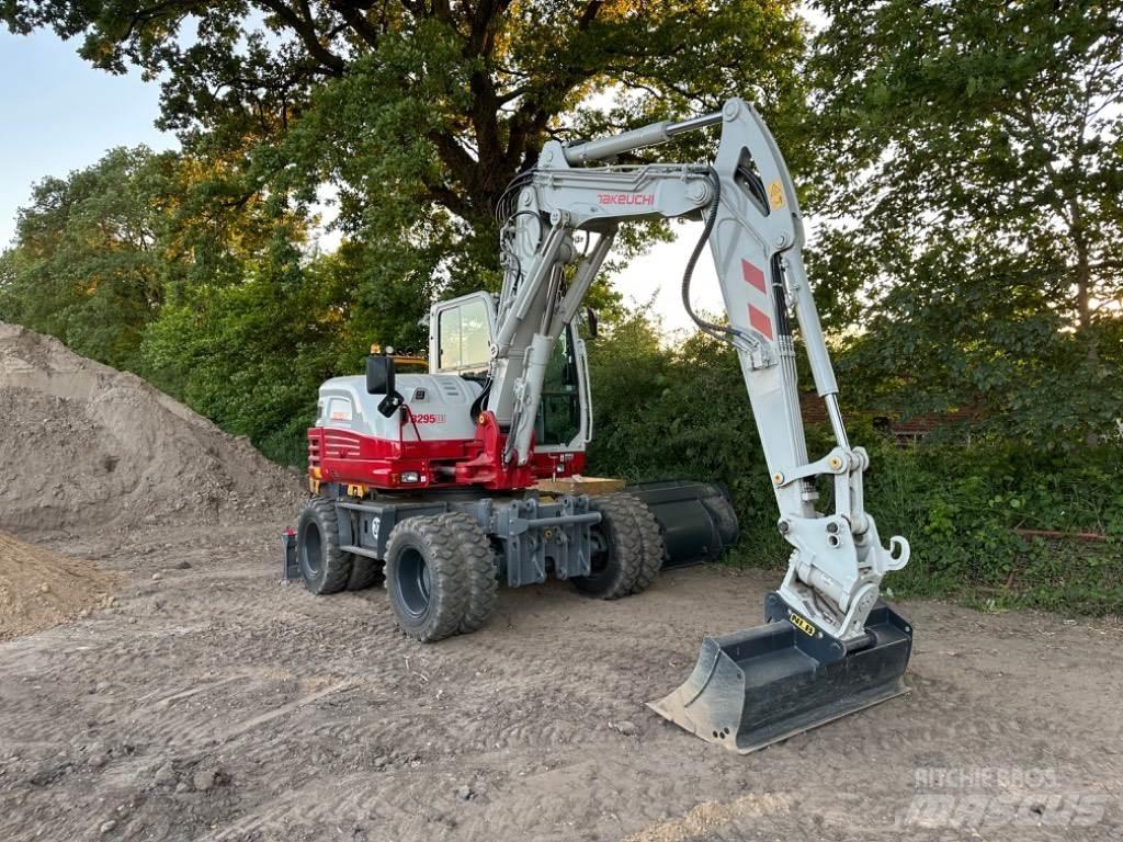 Takeuchi TB295W Pelle sur pneus