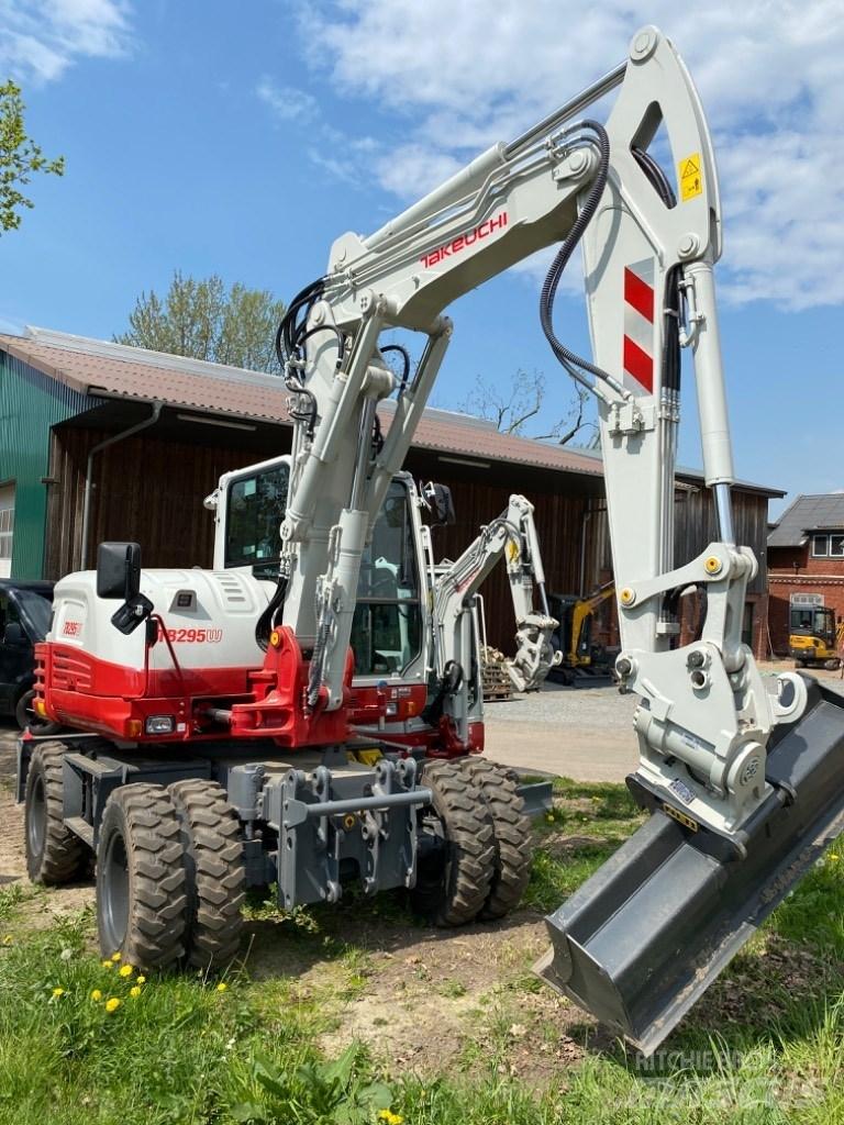 Takeuchi TB295W Pelle sur pneus