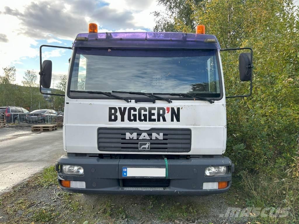 MAN LE 8.180 Camion plateau ridelle avec grue