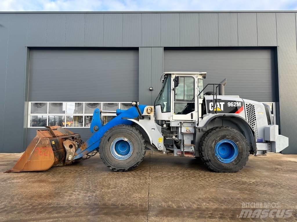 CAT 962 M / **NEW ENGINE** Chargeuse sur pneus