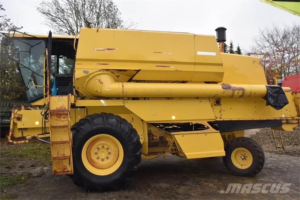 New Holland TF 42 Moissonneuse batteuse
