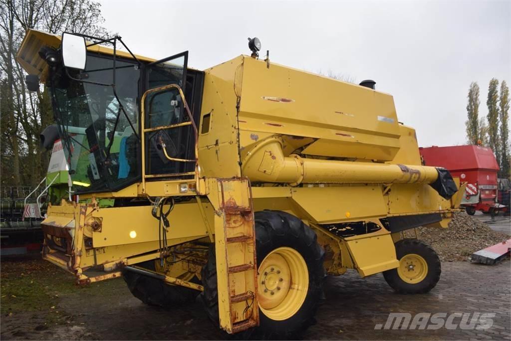 New Holland TF 42 Moissonneuse batteuse
