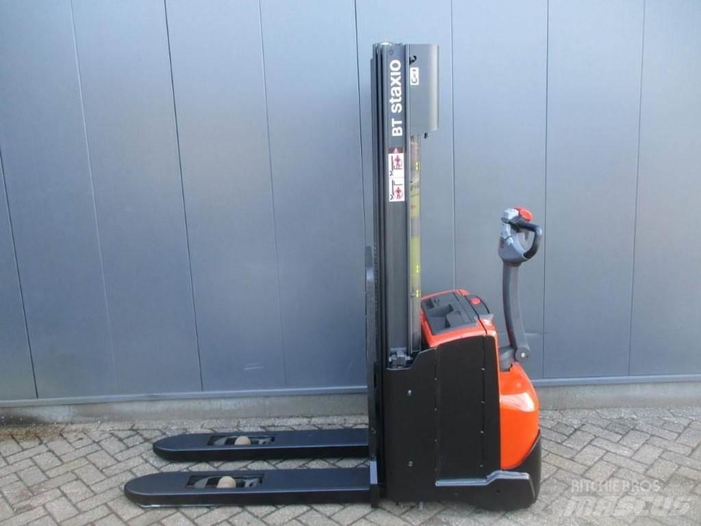 BT SWE 140L Gerbeur accompagnant