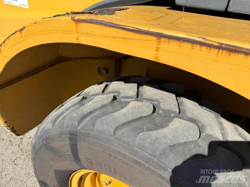 John Deere 244 J Chargeuse sur pneus