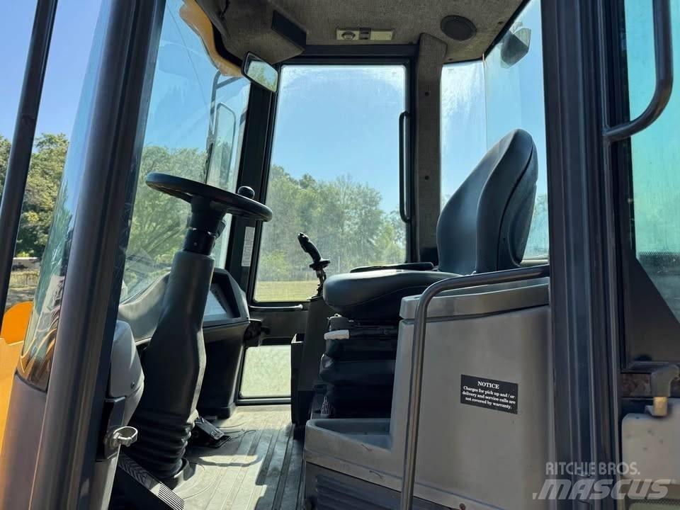 John Deere 244 J Chargeuse sur pneus