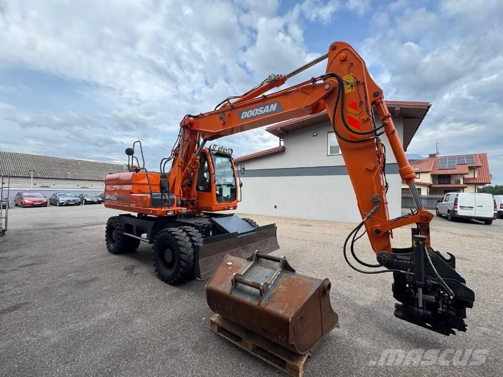 Doosan DX 140 W Pelle sur pneus