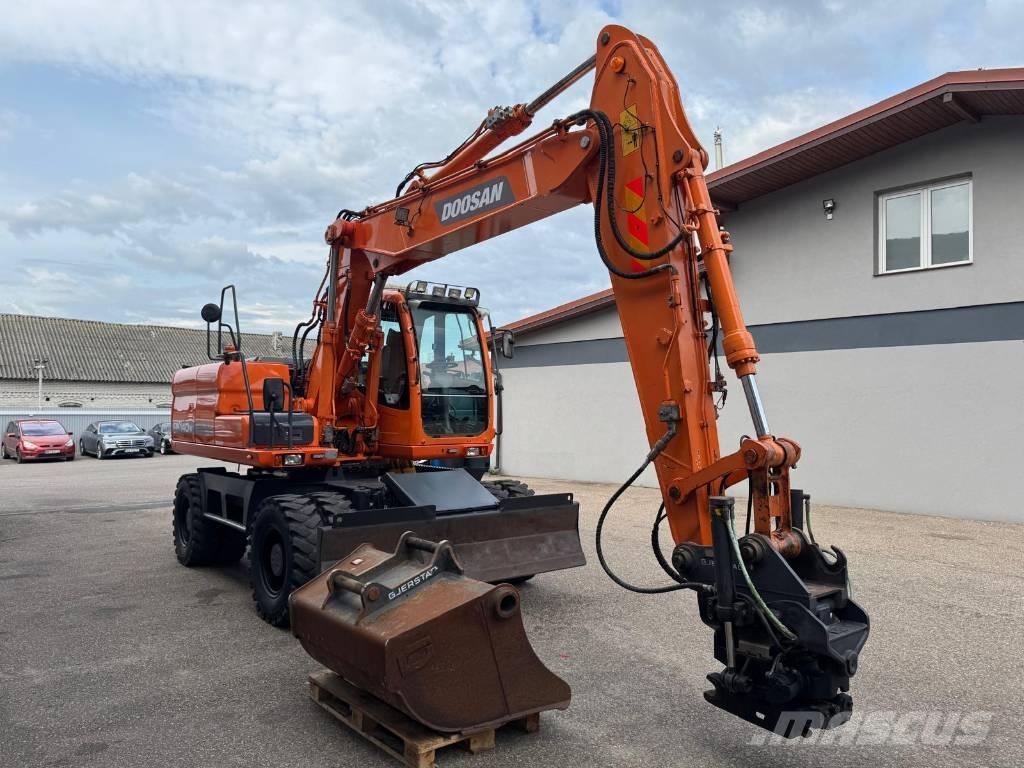 Doosan DX 140 W Pelle sur pneus