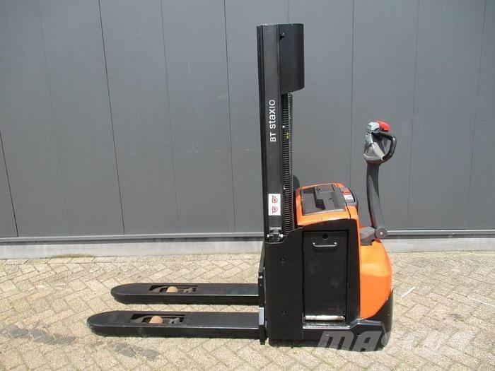 Toyota SWE 120L Gerbeur accompagnant