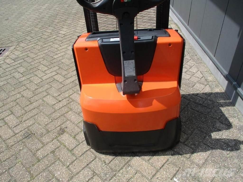 Toyota SWE 120L Gerbeur accompagnant