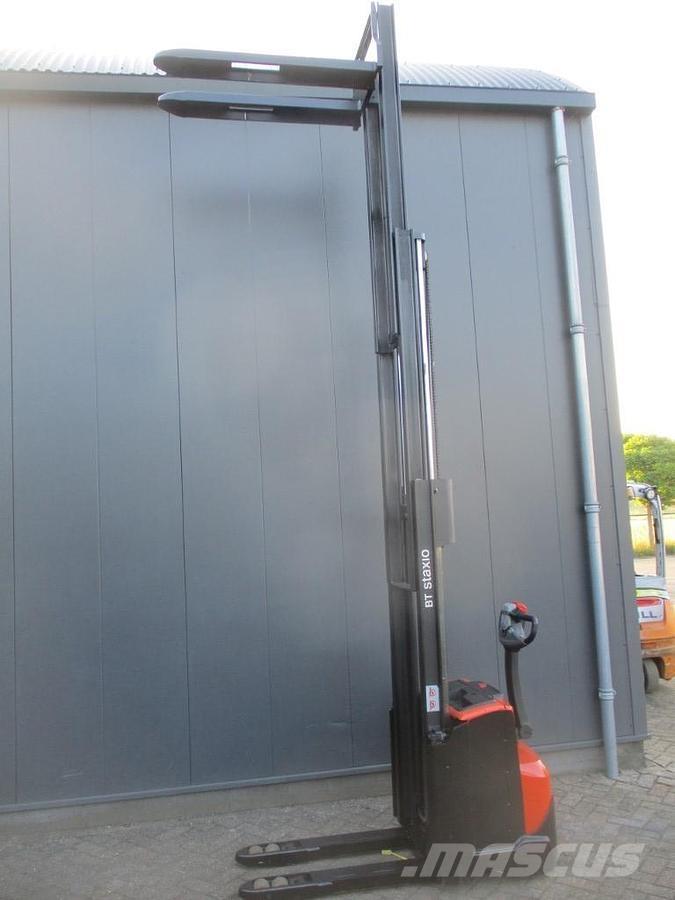 Toyota SWE 120L Gerbeur accompagnant