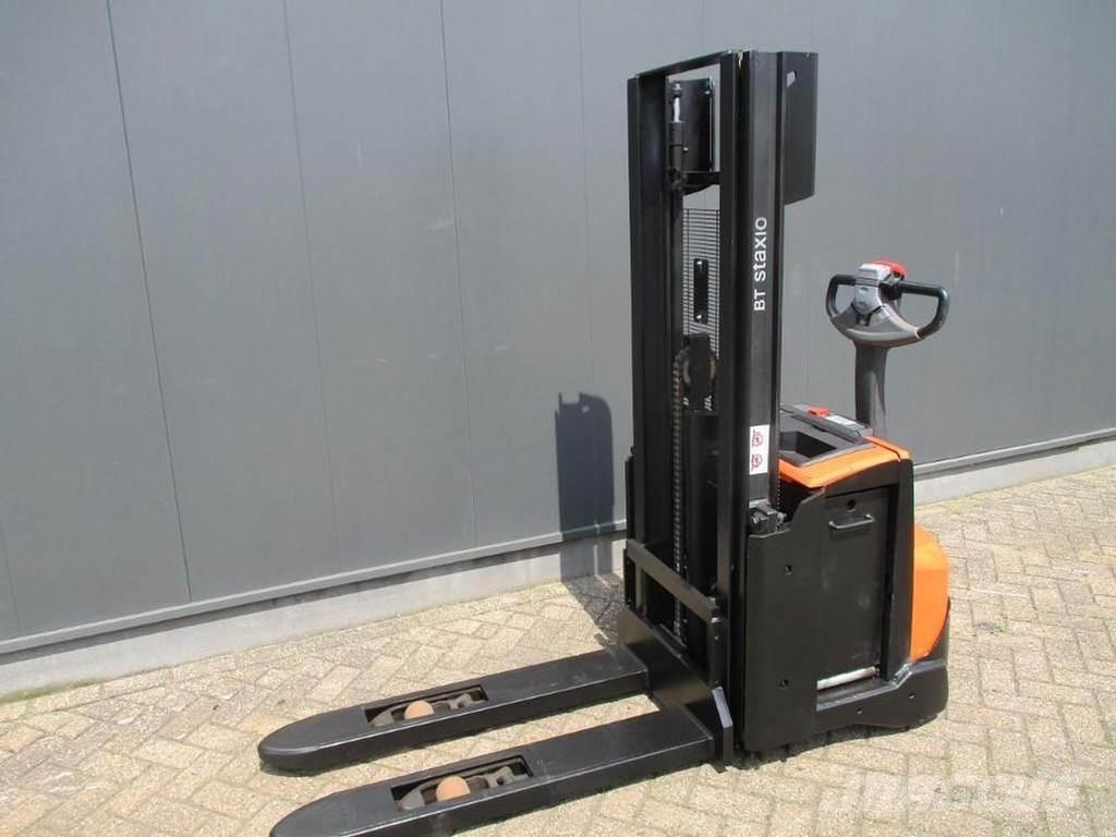 Toyota SWE 120L Gerbeur accompagnant