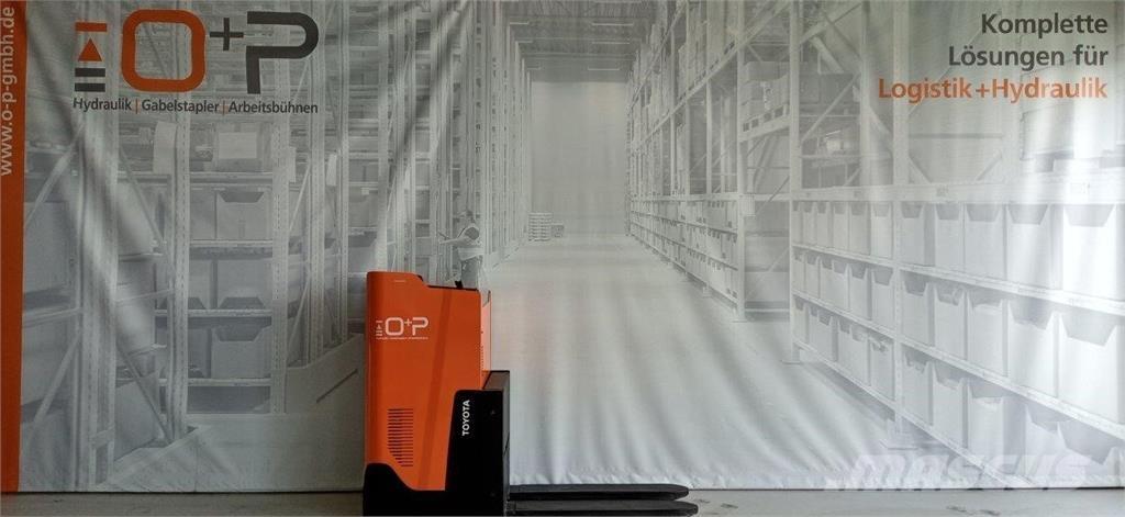 Toyota LSI200 Gerbeur accompagnant