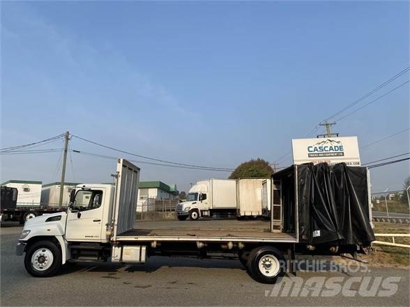 Hino 338 Camion à rideaux coulissants (PLSC)