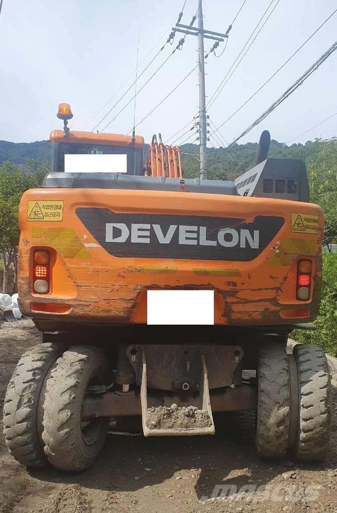 Doosan DX 140 W Pelle sur pneus