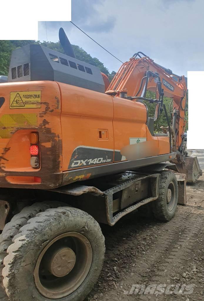 Doosan DX 140 W Pelle sur pneus