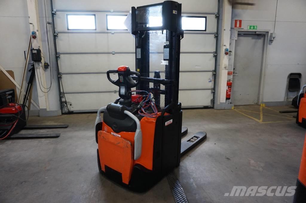 Toyota SPE120L Gerbeur accompagnant