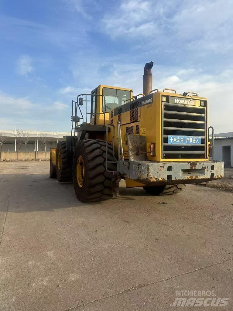 Komatsu WA 600-6 Chargeuse sur pneus
