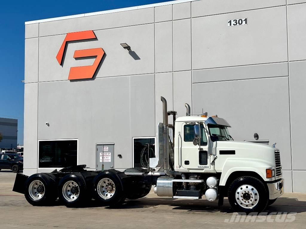 Mack CHU 613 Tracteur routier