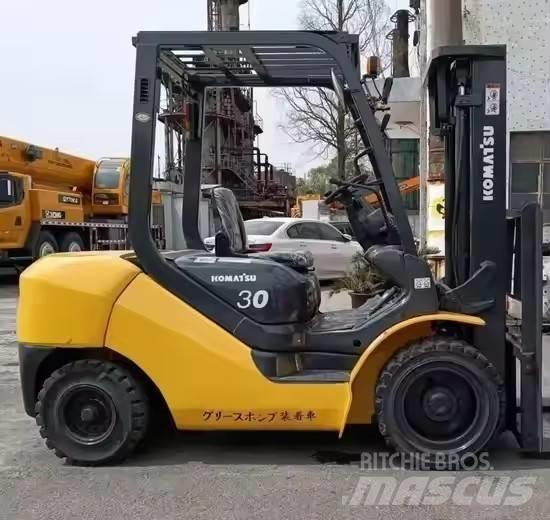 Komatsu 30 Chariots diesel