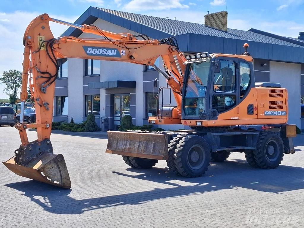 Doosan DX 140 W-3 Pelle sur pneus
