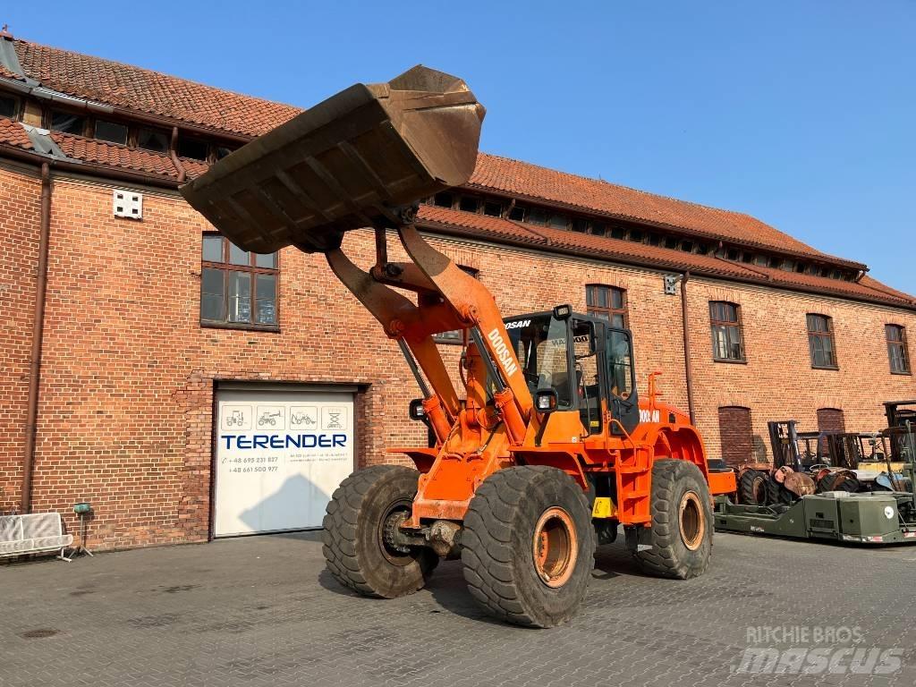 Doosan DL 300 Chargeuse sur pneus