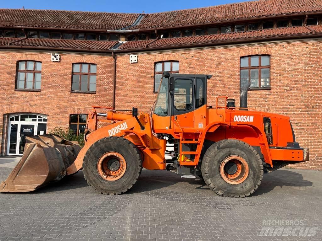 Doosan DL 300 Chargeuse sur pneus