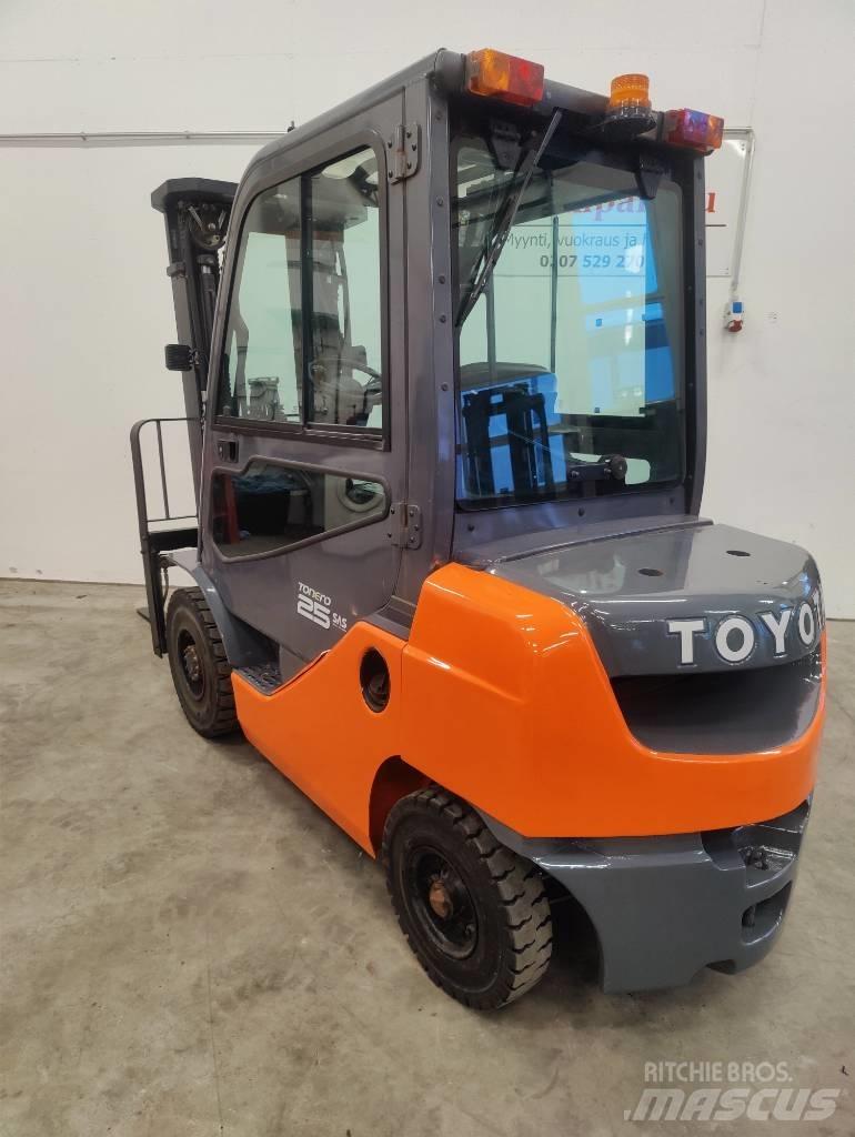 Toyota 02-8 FDF25 Chariots diesel