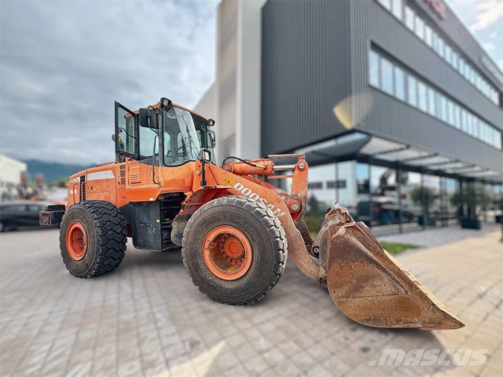 Doosan DL 300 Chargeuse sur pneus