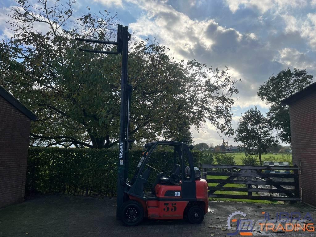 Nissan UD02A25PQ Chariots GPL