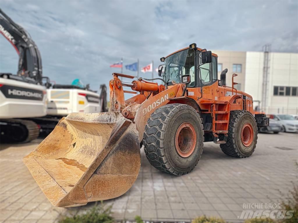 Doosan DL 300 Chargeuse sur pneus