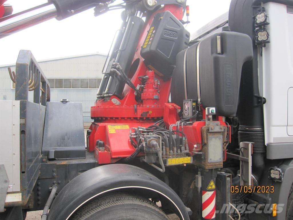 Sisu Polar Camion plateau ridelle avec grue