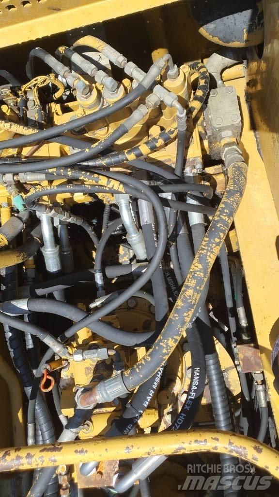 CAT 325 LN Pelle sur chenilles