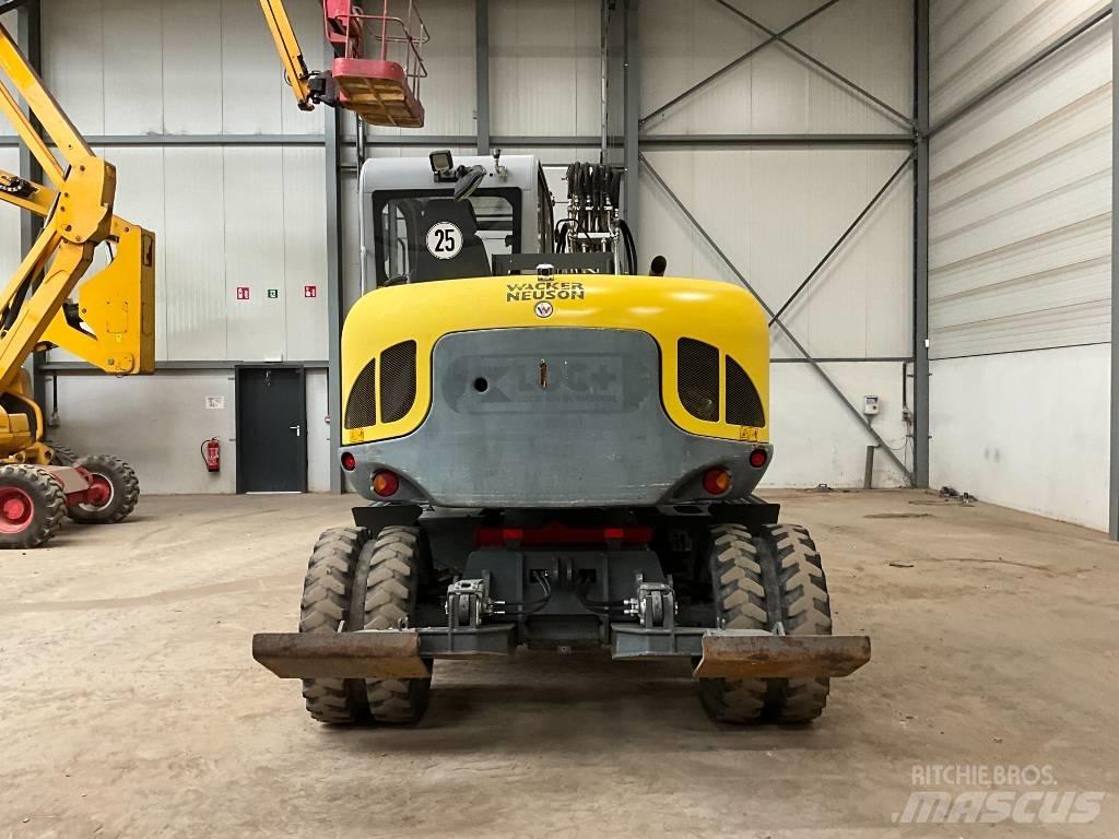 Neuson EW 100 Pelle sur pneus