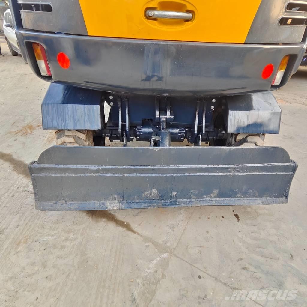 Hyundai R60W Pelle sur pneus