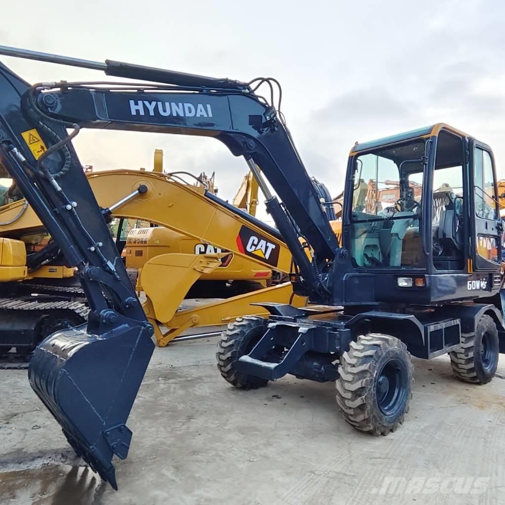 Hyundai R60W Pelle sur pneus