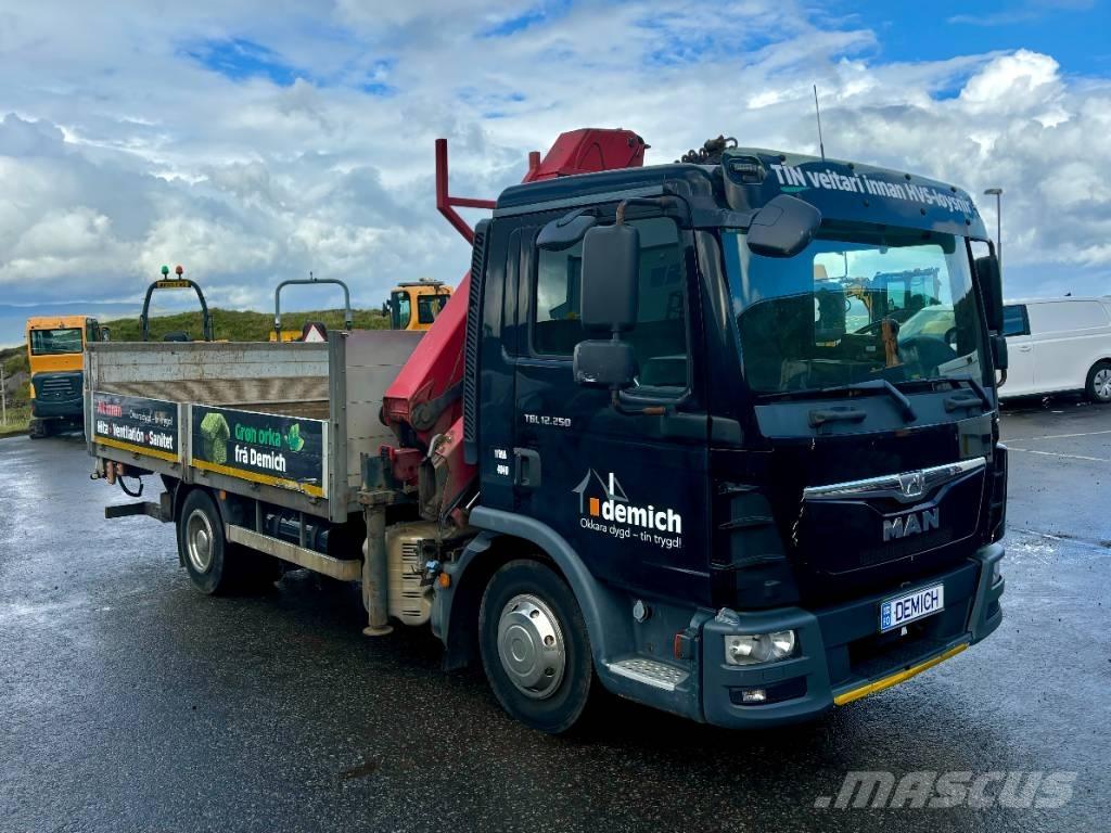 MAN TGL 12.250 Camion plateau ridelle avec grue