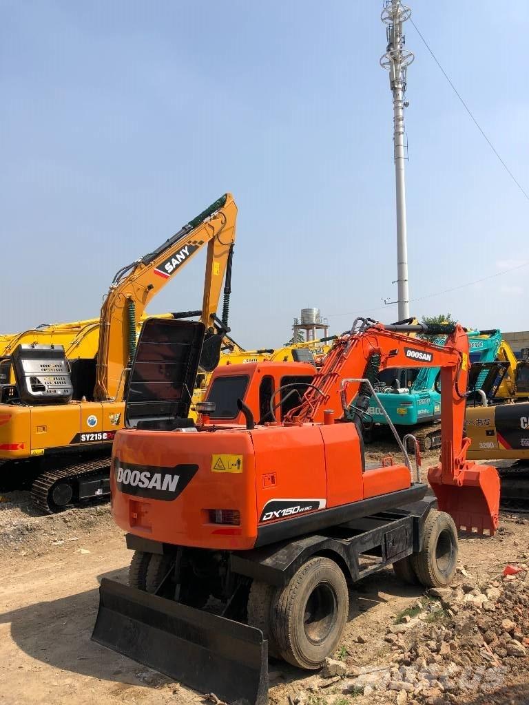 Doosan DX150W Pelle sur pneus