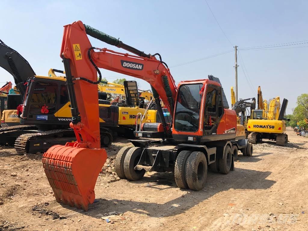 Doosan DX150W Pelle sur pneus