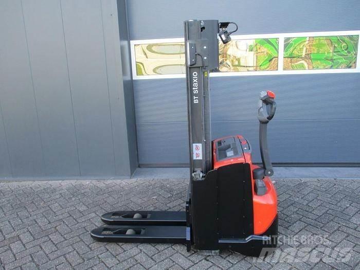 Toyota SWE 140 Gerbeur accompagnant