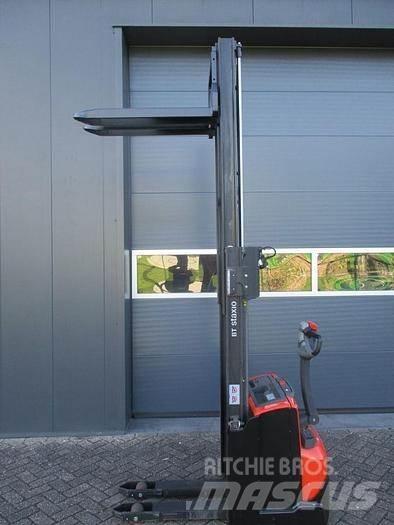 Toyota SWE 140 Gerbeur accompagnant